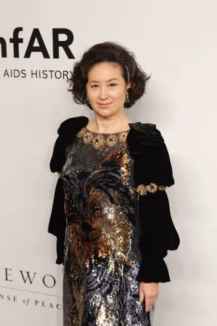 62年的何超瓊身材豐腴,穿亮片連衣裙格外富貴,不愧是賭王愛女,網友:大公主風范