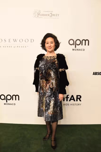 62年的何超瓊身材豐腴,穿亮片連衣裙格外富貴,不愧是賭王愛女,網友:大公主風范