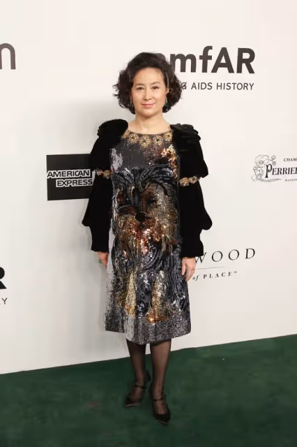 62年的何超瓊身材豐腴,穿亮片連衣裙格外富貴,不愧是賭王愛女,網友:大公主風范