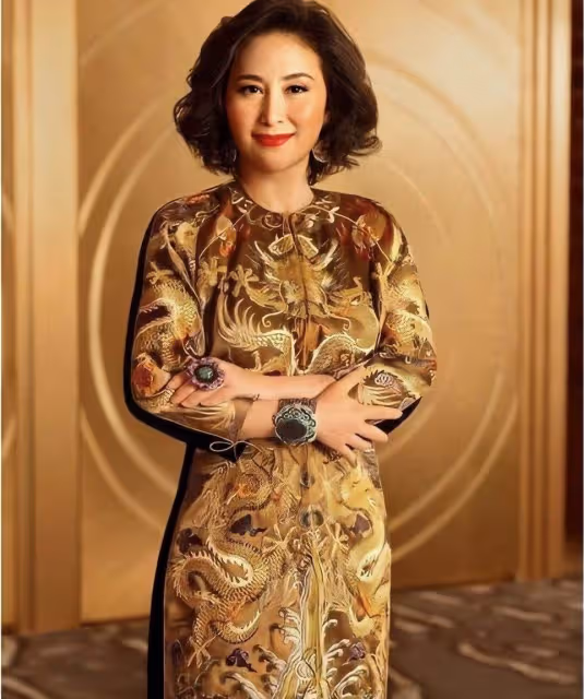 62年的何超瓊身材豐腴,穿亮片連衣裙格外富貴,不愧是賭王愛女,網友:大公主風范