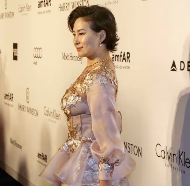 62年的何超瓊身材豐腴,穿亮片連衣裙格外富貴,不愧是賭王愛女,網友:大公主風范