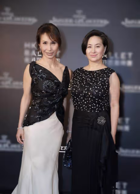 62年的何超瓊身材豐腴,穿亮片連衣裙格外富貴,不愧是賭王愛女,網友:大公主風范