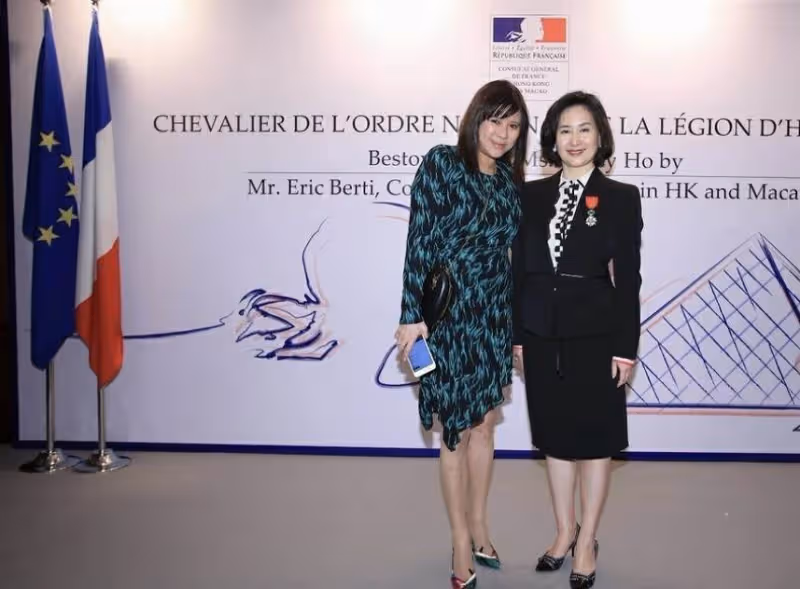 62年的何超瓊身材豐腴,穿亮片連衣裙格外富貴,不愧是賭王愛女,網友:大公主風范