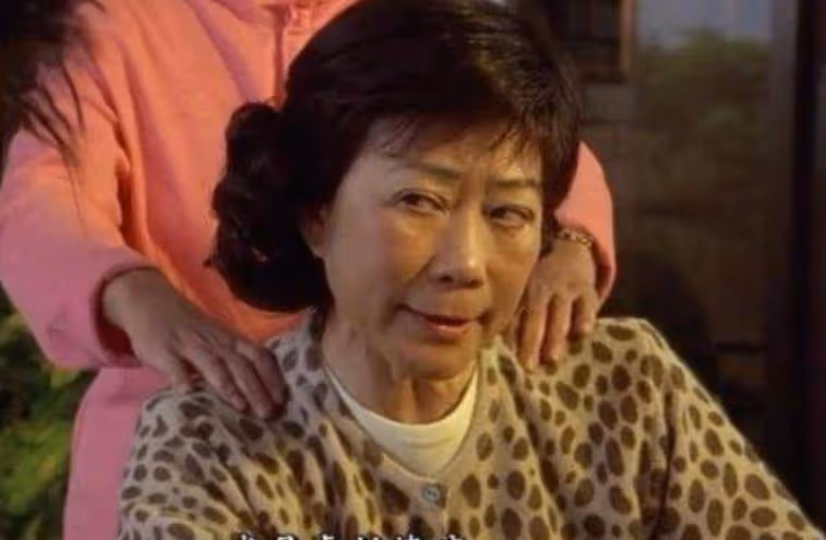 72歲「梅超風」近照曝光！初入行被禁止戀愛結婚，至今仍單身一人
