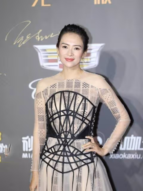 章子怡顏值高就是任性，穿條「蜘蛛裙」亮相，看著怪卻意外顯時髦，網友：超級好看