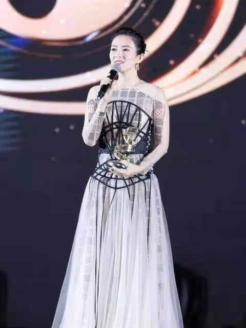 章子怡顏值高就是任性，穿條「蜘蛛裙」亮相，看著怪卻意外顯時髦，網友：超級好看