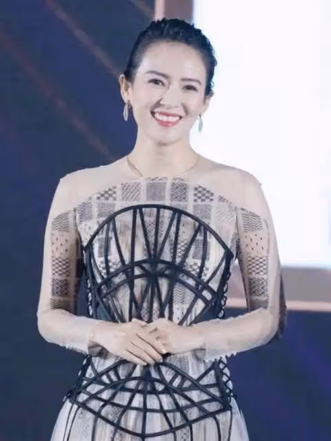 章子怡顏值高就是任性，穿條「蜘蛛裙」亮相，看著怪卻意外顯時髦，網友：超級好看