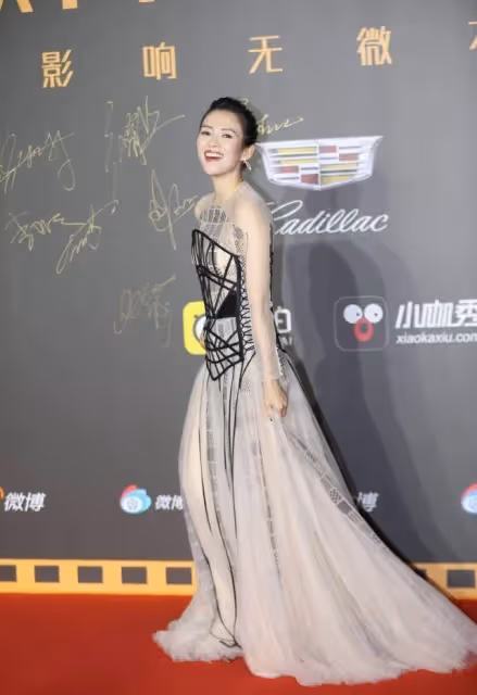 章子怡顏值高就是任性，穿條「蜘蛛裙」亮相，看著怪卻意外顯時髦，網友：超級好看
