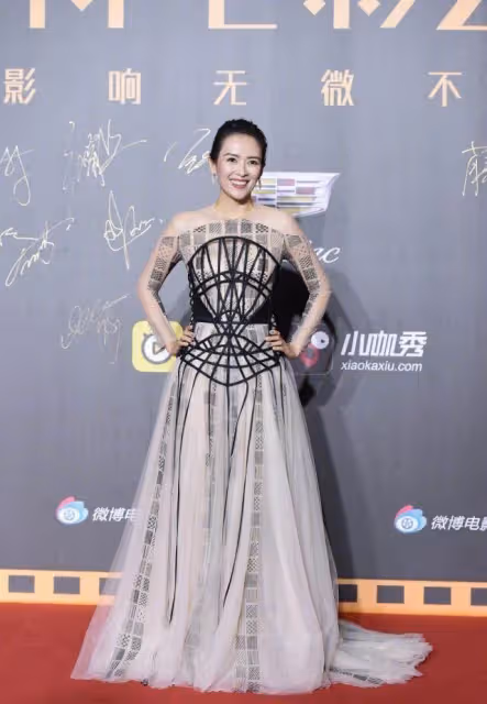 章子怡顏值高就是任性，穿條「蜘蛛裙」亮相，看著怪卻意外顯時髦，網友：超級好看