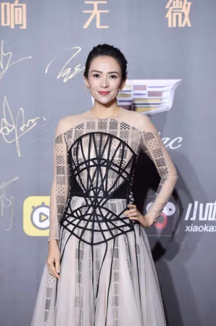 章子怡顏值高就是任性，穿條「蜘蛛裙」亮相，看著怪卻意外顯時髦，網友：超級好看
