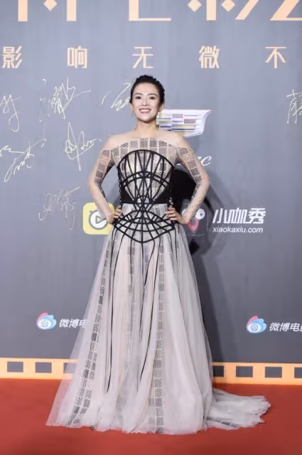 章子怡顏值高就是任性，穿條「蜘蛛裙」亮相，看著怪卻意外顯時髦，網友：超級好看