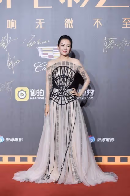 章子怡顏值高就是任性，穿條「蜘蛛裙」亮相，看著怪卻意外顯時髦，網友：超級好看