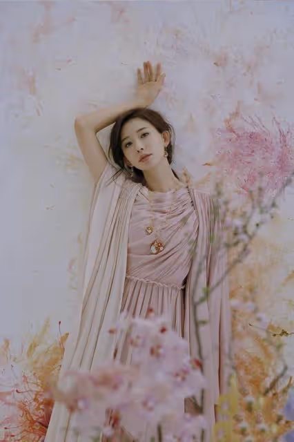 「林志玲產後」寫真首曝光！穿鏤空長裙火辣性感，芭比身材惹人羨：47歲美艷不輸小姑娘