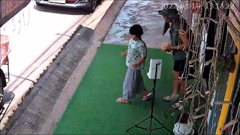 「你先吃，爸爸在外面等你」生日餐只夠女兒自己吃，窮爸藉口離開，老闆娘暖心善舉惹哭全網