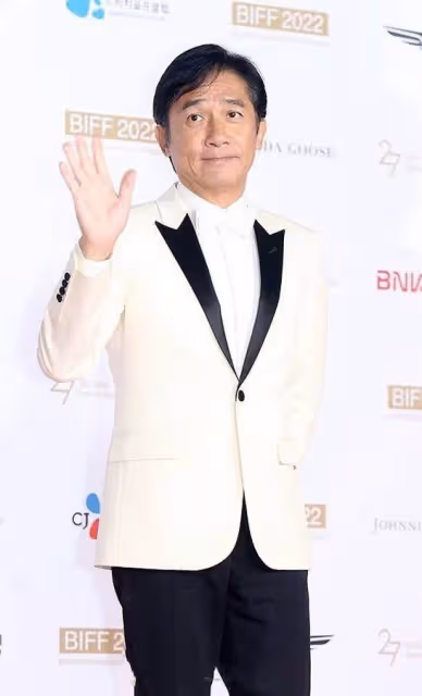 影帝「梁朝偉」亮相釜山電影節紅毯，穿黑白西裝端正有型，60歲還那麼迷人