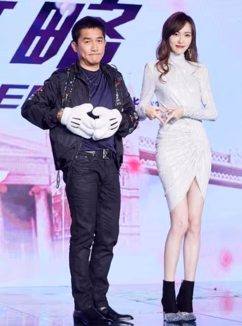 影帝「梁朝偉」亮相釜山電影節紅毯，穿黑白西裝端正有型，60歲還那麼迷人
