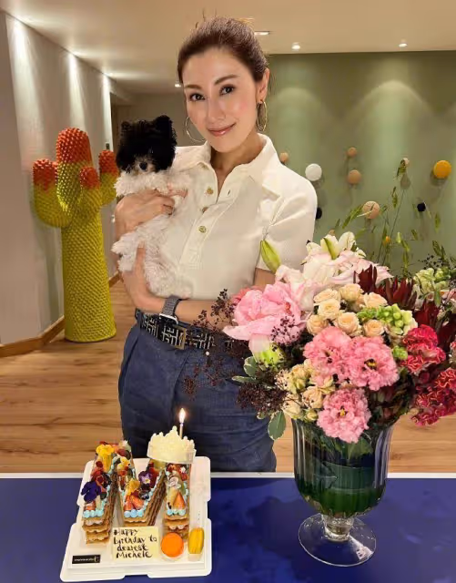 李嘉欣曬52歲生日照，身材狀態好似第二春，皮膚吹彈可破，網友：魅力似當年