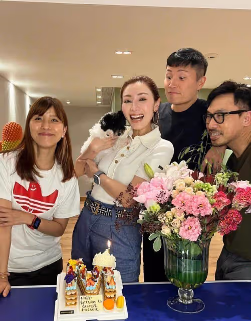李嘉欣曬52歲生日照，身材狀態好似第二春，皮膚吹彈可破，網友：魅力似當年