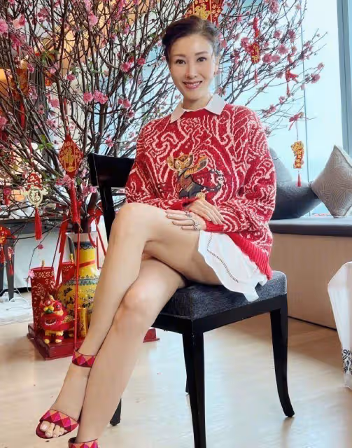李嘉欣曬52歲生日照，身材狀態好似第二春，皮膚吹彈可破，網友：魅力似當年
