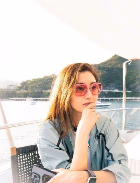 李嘉欣曬52歲生日照，身材狀態好似第二春，皮膚吹彈可破，網友：魅力似當年