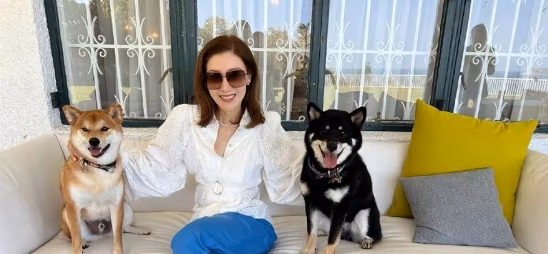 李嘉欣曬52歲生日照，身材狀態好似第二春，皮膚吹彈可破，網友：魅力似當年