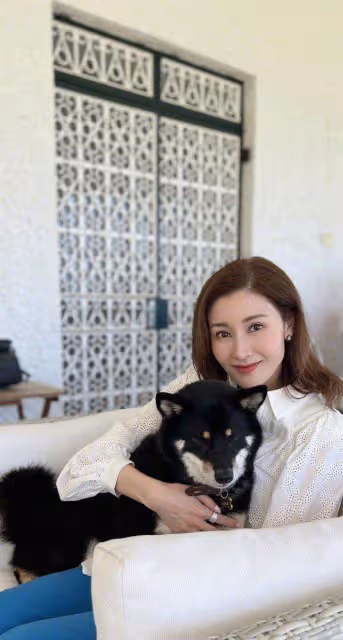 李嘉欣曬52歲生日照，身材狀態好似第二春，皮膚吹彈可破，網友：魅力似當年