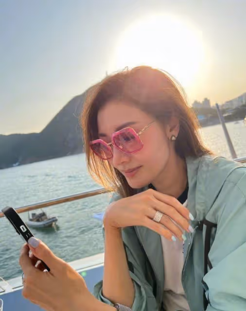 李嘉欣曬52歲生日照，身材狀態好似第二春，皮膚吹彈可破，網友：魅力似當年