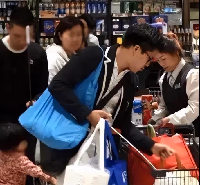 霍啟剛背「布包」接地氣，要沒有豪門光環，還真的以為是「家庭煮夫」，網友：有錢人中的「清流」
