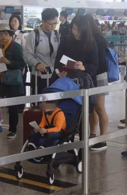 霍啟剛背「布包」接地氣，要沒有豪門光環，還真的以為是「家庭煮夫」，網友：有錢人中的「清流」