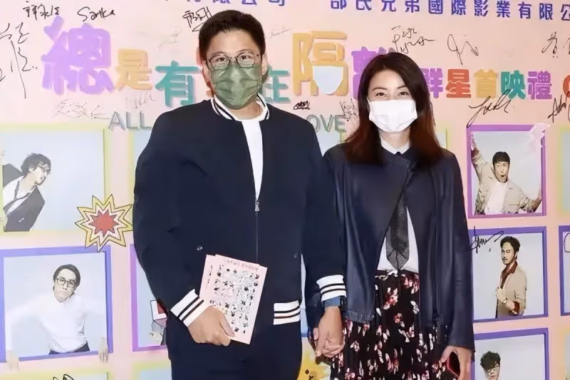 霍啟剛背「布包」接地氣，要沒有豪門光環，還真的以為是「家庭煮夫」，網友：有錢人中的「清流」
