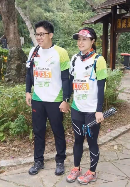 霍啟剛背「布包」接地氣，要沒有豪門光環，還真的以為是「家庭煮夫」，網友：有錢人中的「清流」