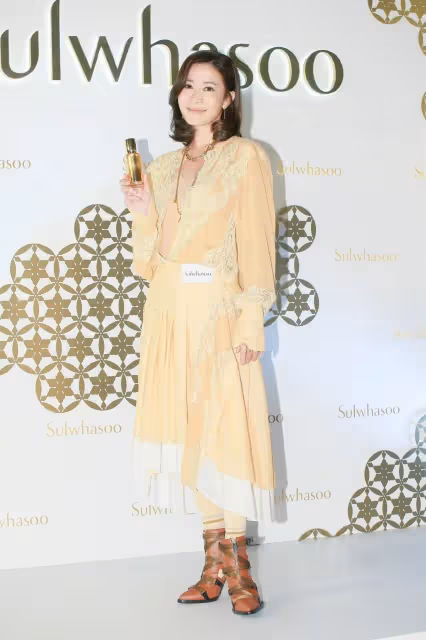 「佘詩曼」身材管理太到位，穿玫紅色吊帶裙秀身材，氣場不輸超模，網友：太有特色了