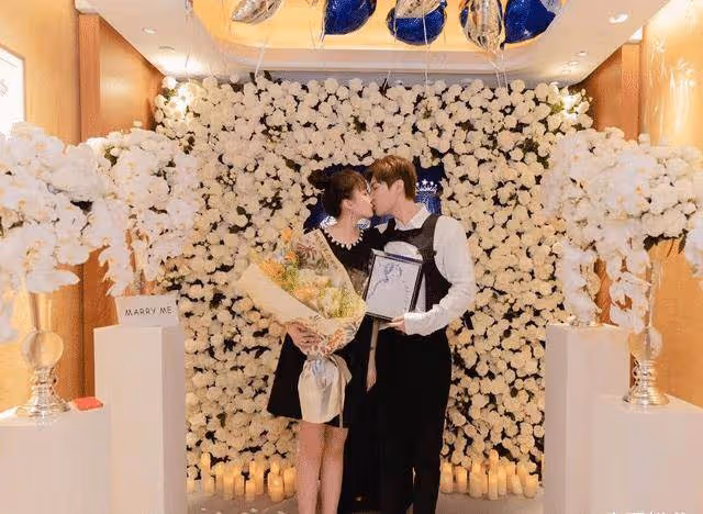 趙本山女兒球球被求婚！手上鑽戒價值不菲，圈外男友顏值更吸睛