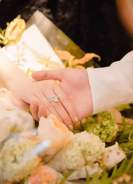 趙本山女兒球球被求婚！手上鑽戒價值不菲，圈外男友顏值更吸睛