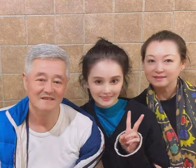 趙本山女兒球球被求婚！手上鑽戒價值不菲，圈外男友顏值更吸睛