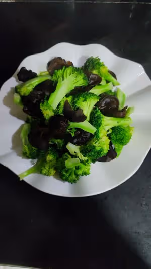 油醋汁拌西藍花木耳