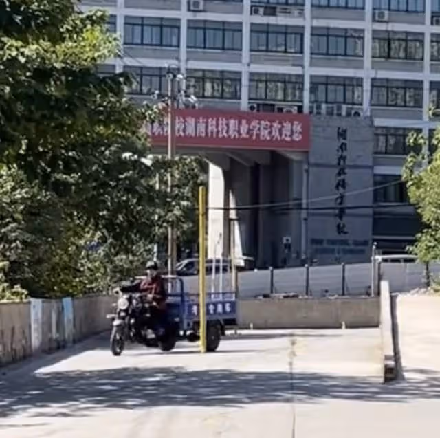 台灣知名歌手信內地考駕照,騎三輪車動作太熟練,打扮似環衛工人