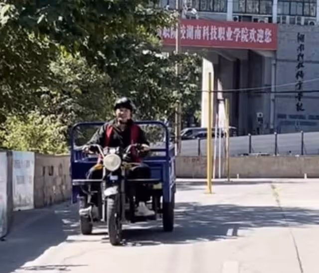 台灣知名歌手信內地考駕照,騎三輪車動作太熟練,打扮似環衛工人