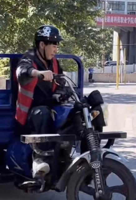 台灣知名歌手信內地考駕照,騎三輪車動作太熟練,打扮似環衛工人