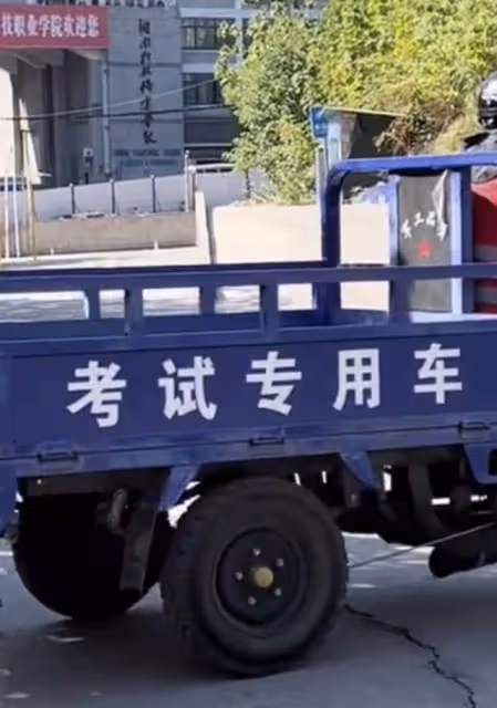 台灣知名歌手信內地考駕照,騎三輪車動作太熟練,打扮似環衛工人
