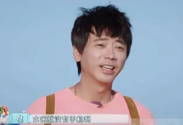 台灣知名歌手信內地考駕照,騎三輪車動作太熟練,打扮似環衛工人