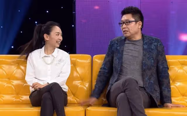 主持人王芳女兒罕露面,博學多才顏值高,網友:這才是真正的炫富