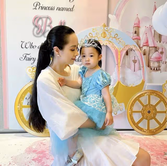 36歲抗癌女星風光嫁富豪!化療12次後康復產女,侯佩岑等名媛出席