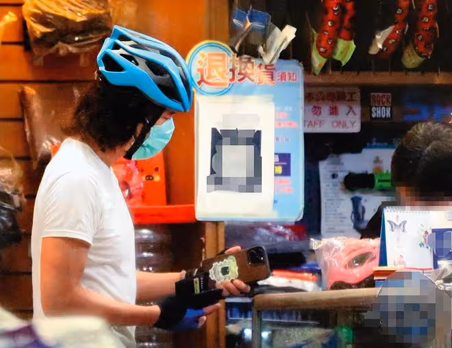 王力宏近況曝光!騎單車留長發不修邊幅,為女兒挑生日禮物顯父愛