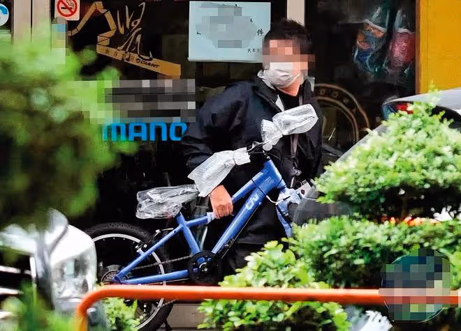 王力宏近況曝光!騎單車留長發不修邊幅,為女兒挑生日禮物顯父愛