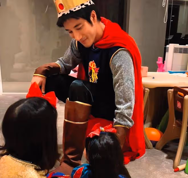 王力宏近況曝光!騎單車留長發不修邊幅,為女兒挑生日禮物顯父愛