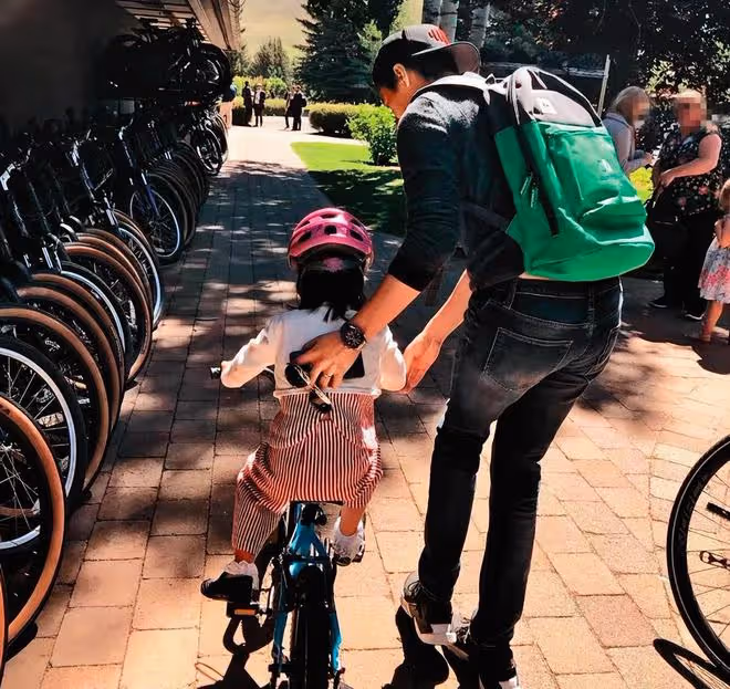 王力宏近況曝光!騎單車留長發不修邊幅,為女兒挑生日禮物顯父愛