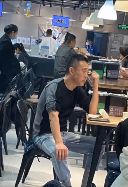 侯勇攜三婚老婆在超市吃快餐！女方素顏白皙緊緻，背17萬包顯闊氣