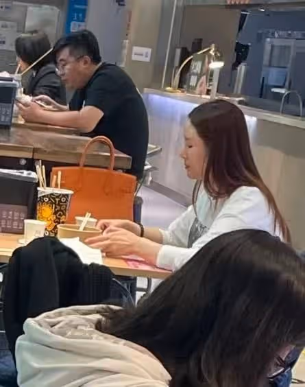 侯勇攜三婚老婆在超市吃快餐！女方素顏白皙緊緻，背17萬包顯闊氣