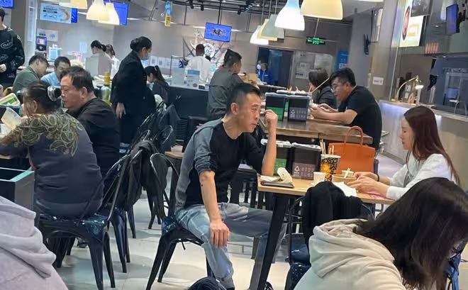 侯勇攜三婚老婆在超市吃快餐！女方素顏白皙緊緻，背17萬包顯闊氣